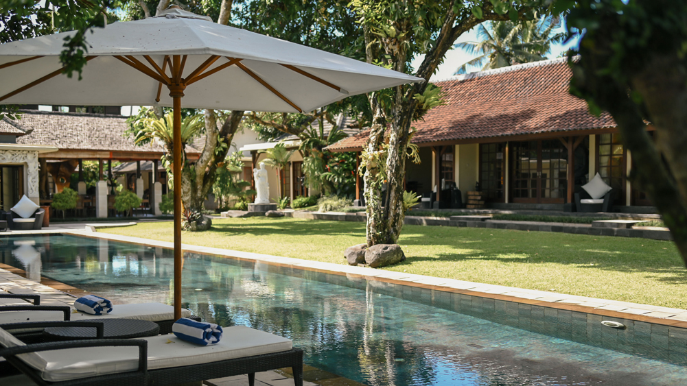 Villa San - Relaxing pool by the lawn